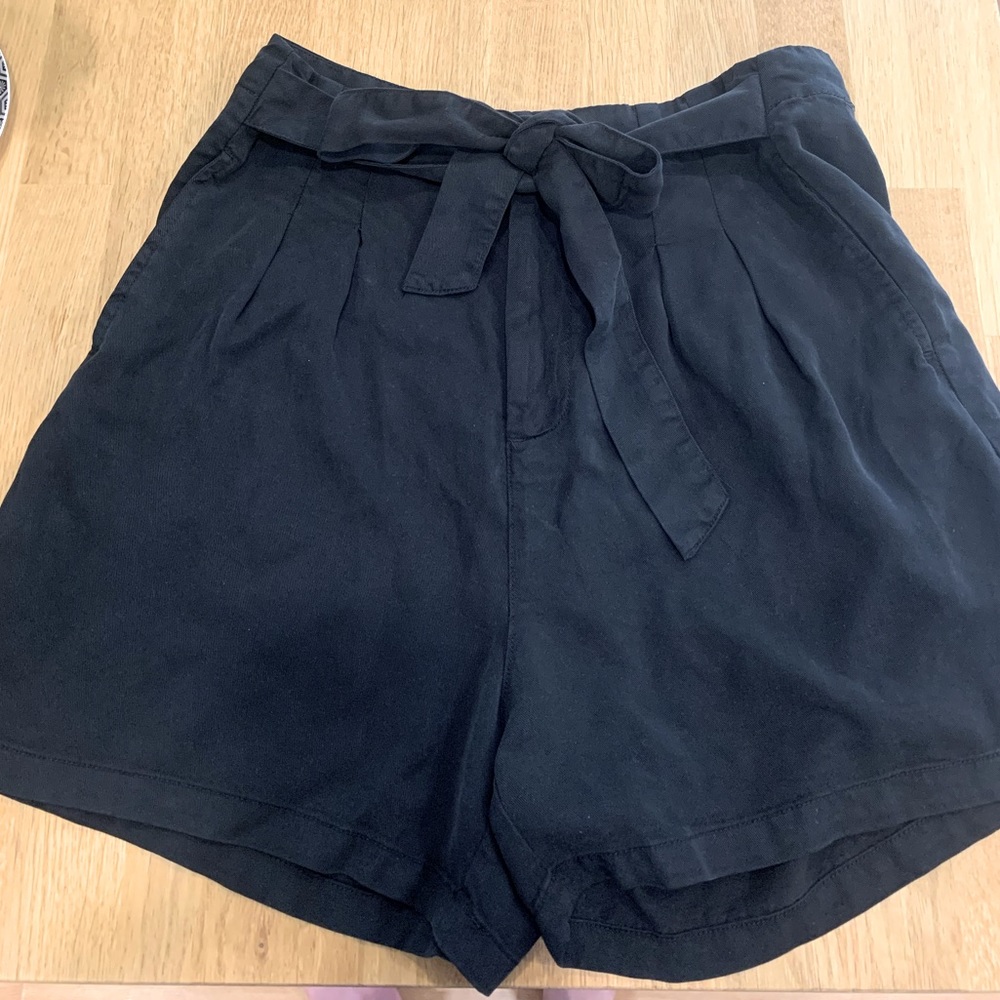 Vero Moda High waisted, paper bag shorts, Ladies size L.